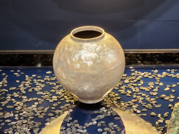     ( '모자이크 건칠 달항아리', 옻칠, 삼베, 나전, 지름 41.5cmx높이 42.5cm, 2025)