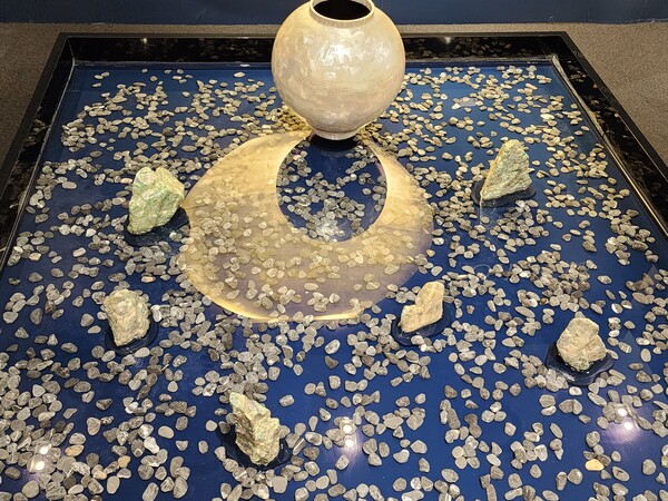   ('월영', 홍송, 자작나무 합판, 옻칠, 삼베, 191cmx210cmx5cm, 2025)