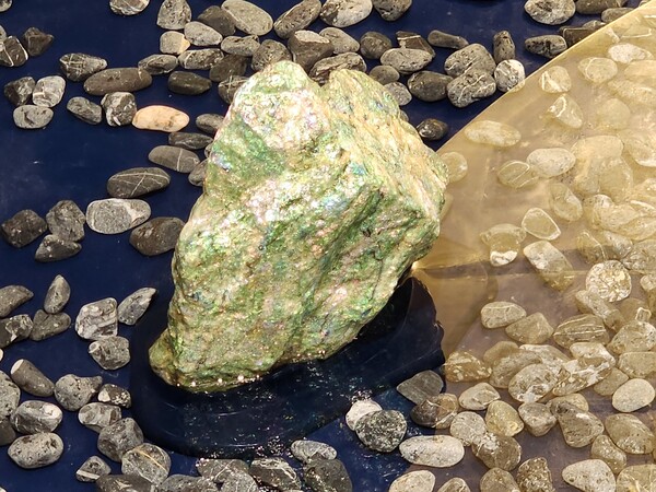     (물 안에 배치된 수석도 나전으로 수놓아져 있다.)