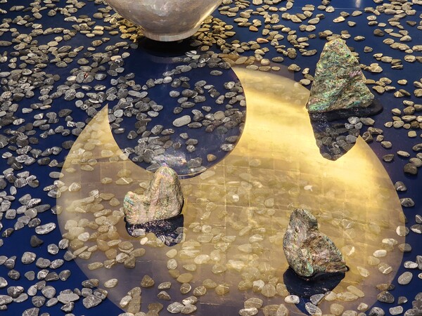     (후면 벽채에 걸려 있는 금박 조형물이 물 위를 비추며 달그림자를 연출하고 있는 광경이 일품이다.)   