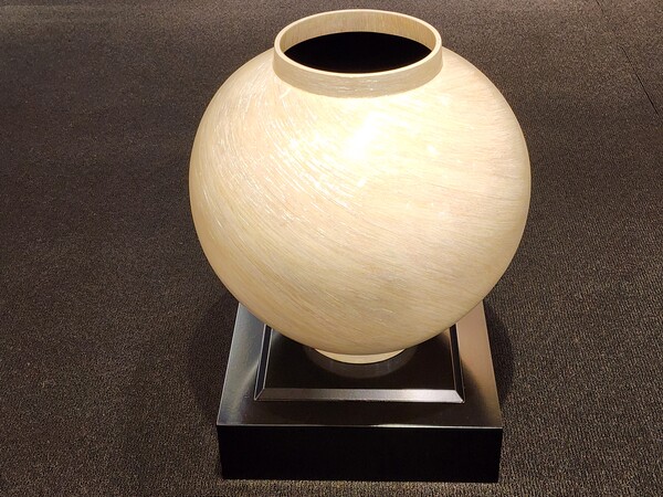    ('사선 끊음질 건칠 달항아리', 옻칠, 삼베, 나전, 지름 48.5x높이 47cm, 2024)