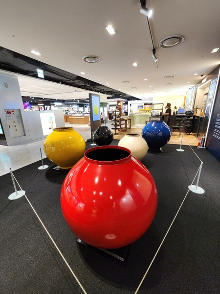    (나전, 난각 달항아리 외에도 강렬한 채색이 돋보이는 대형 달항아리도 여러 점 보인다.)