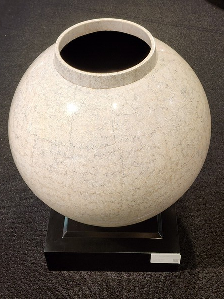   ('난각 건칠 달항아리', 옻칠, 삼베, 난각, 지름 54x높이 55cm, 2021)