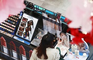 'K-뷰티 신화' 화장품 세계 2대 수출국되다 - 뉴스 썸네일 이미지